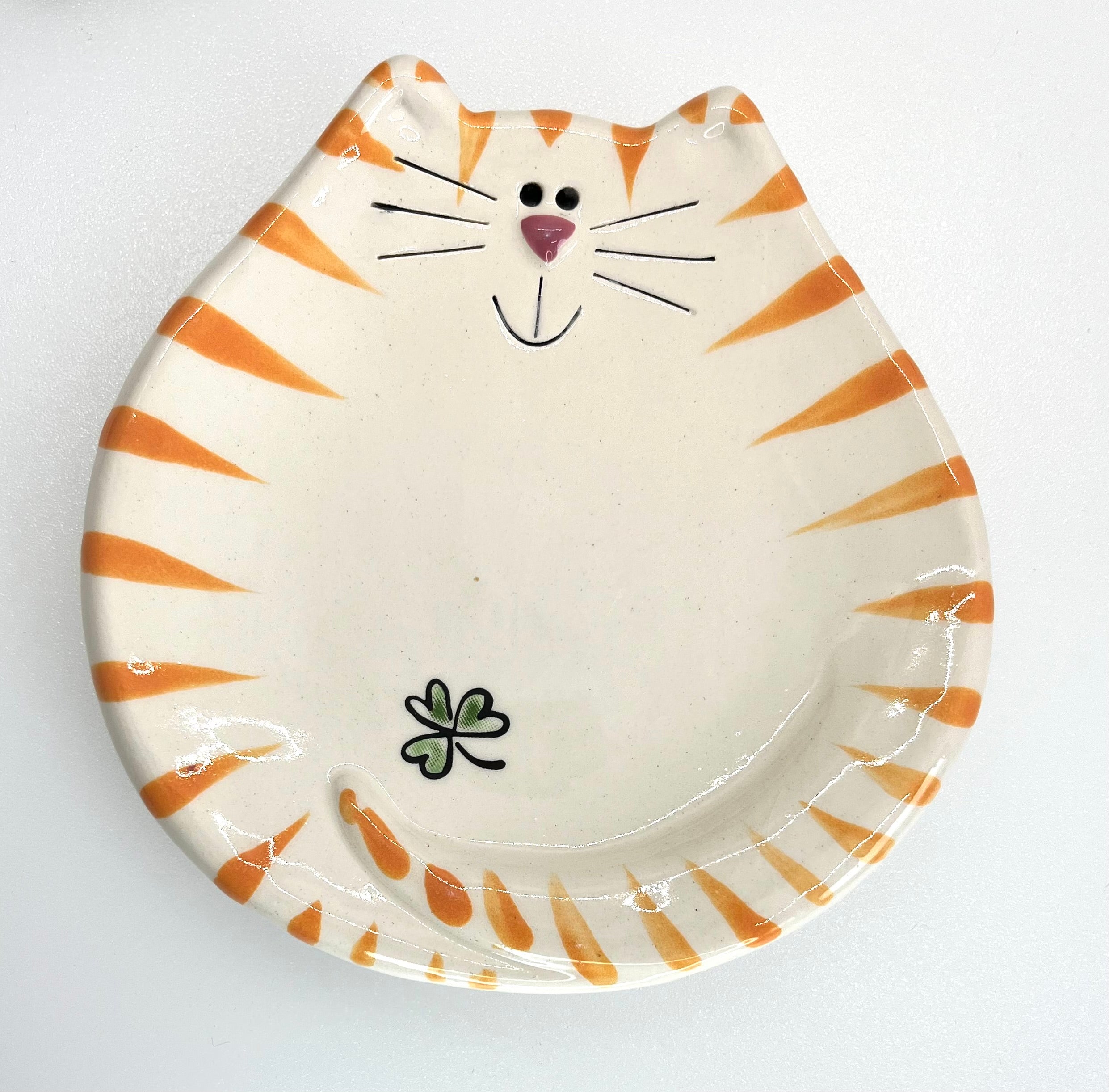 Ceramic plate designed like a cat with orange stripes on a white background